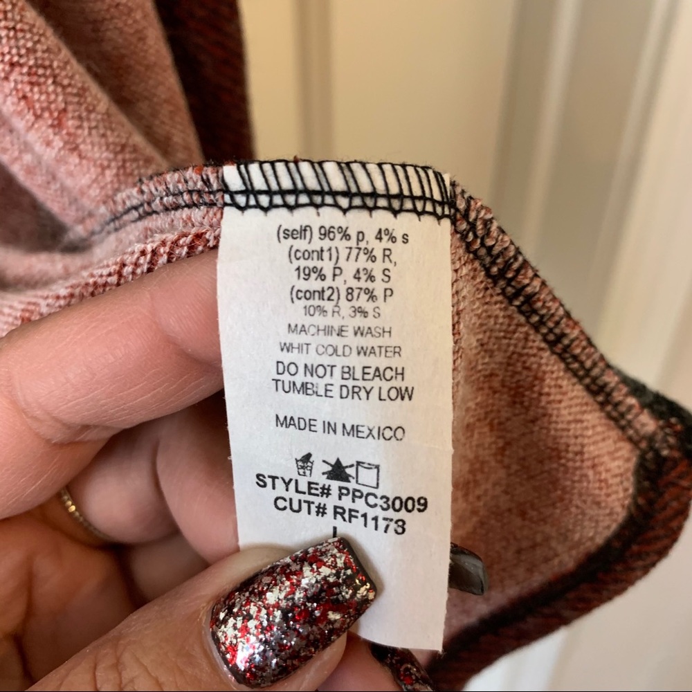 ❤️NEW M Red Gray Plaid V Color Block Cardigan Sweater - Picture 10 of 11